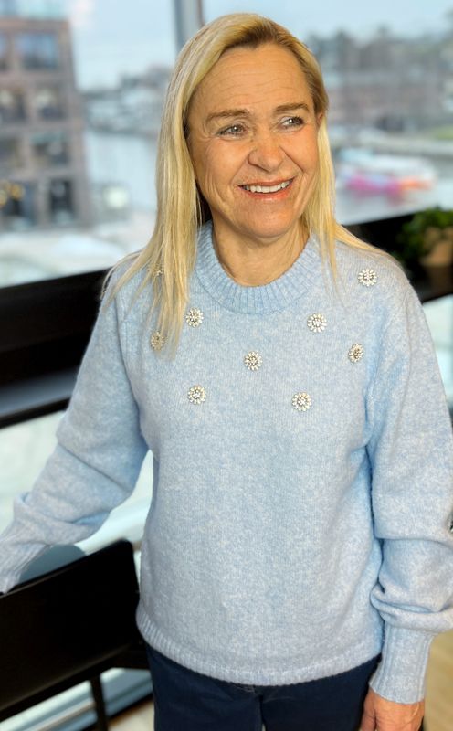 Helga lyseblå genser med dekorsteiner
