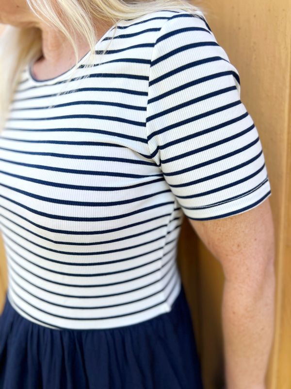 Jenny marineblå stripet kjole
