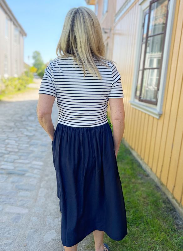 Jenny marineblå stripet kjole