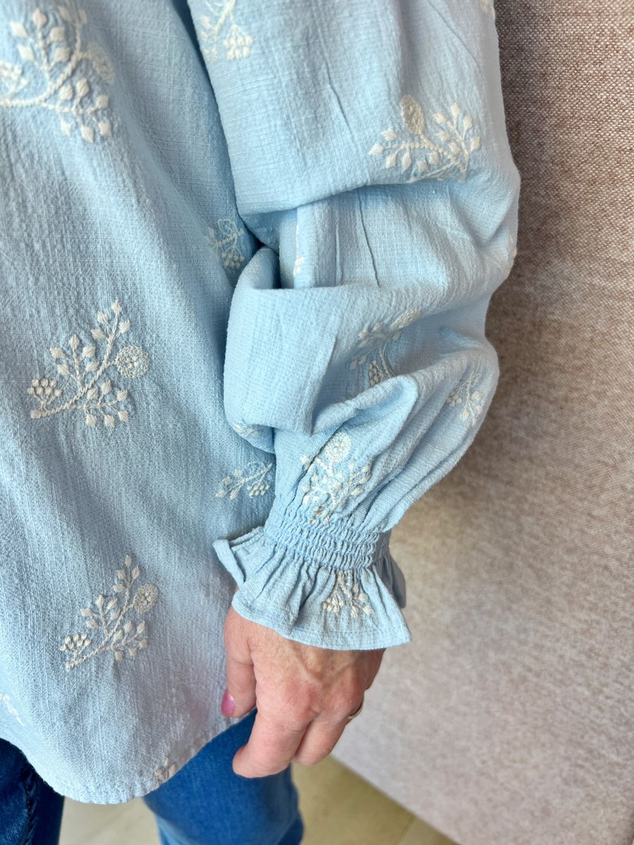 Tonje bluse lys blå broderi
