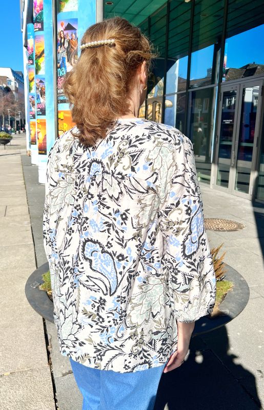Irene bluse lys blå paisley