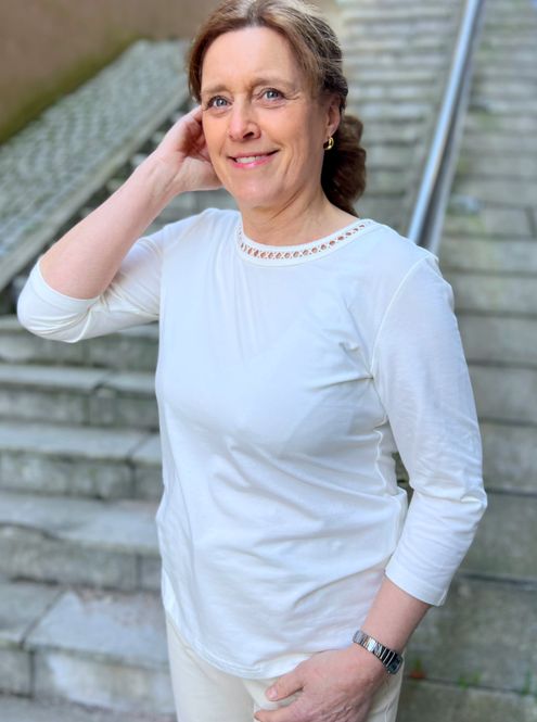 Hovedbilde Kjersti topp med hullmønster kremhvit