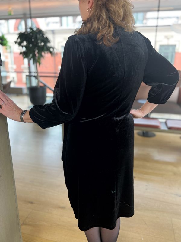 Caroline omslagskjole svart fløyel
