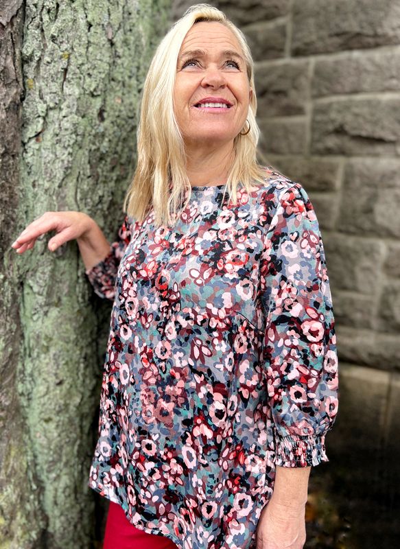 Bjørg bluse vinrød blomster