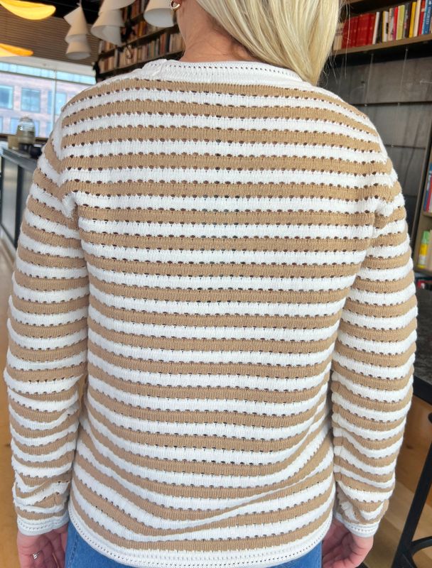 Lisen bomullsgenser sandfarget stripe