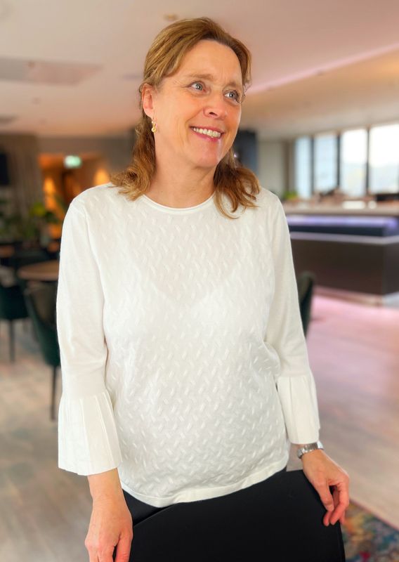 Helga genser kremhvit plisséarm