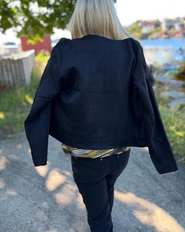 WOW! jakke i semsket look  svart